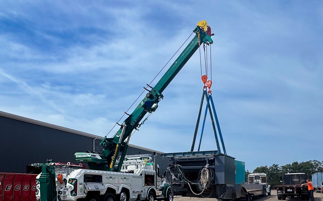 Battelini CSR65 Wrecker lifting a heavy piece of equipment
