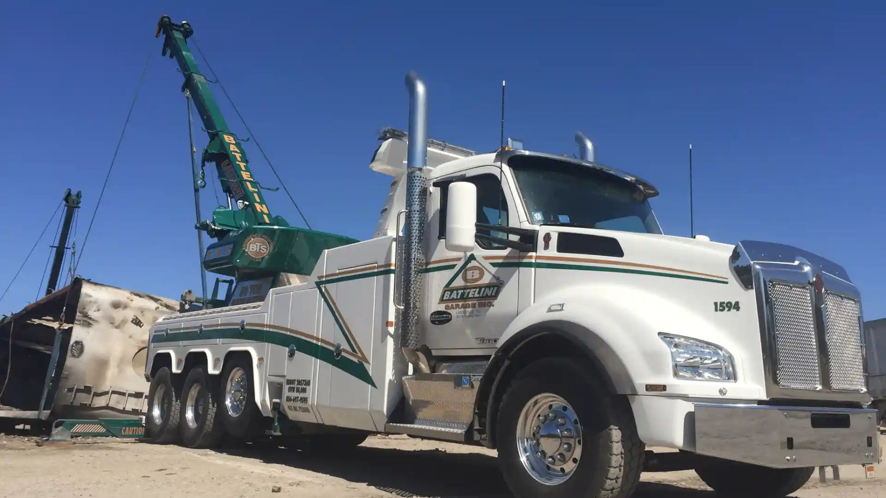 battelini's heavy duty nrc wrecker performing vehicle recovery job
