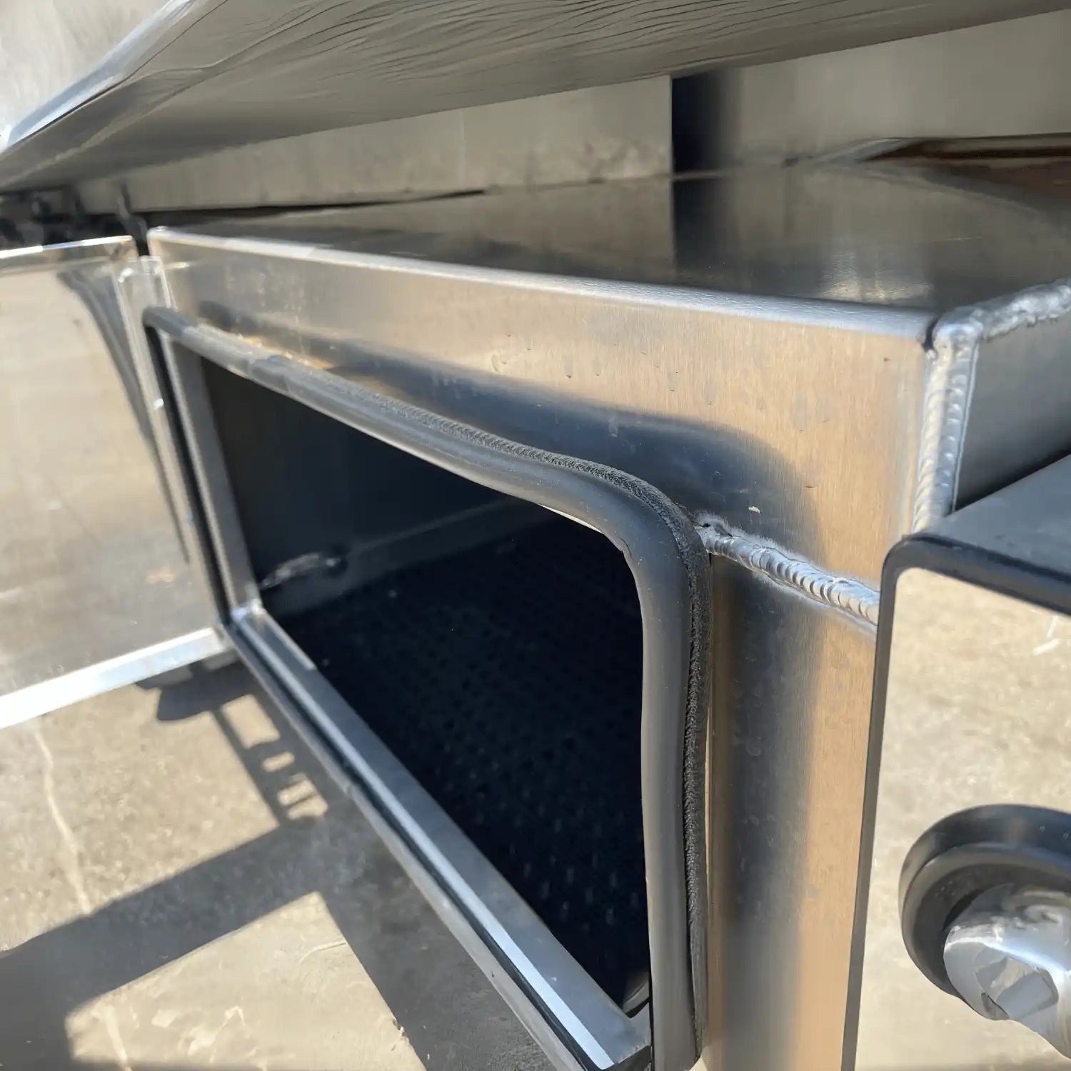 gasket on Brunner stainless steel rear tool box. keeps your toolbox weatherproof