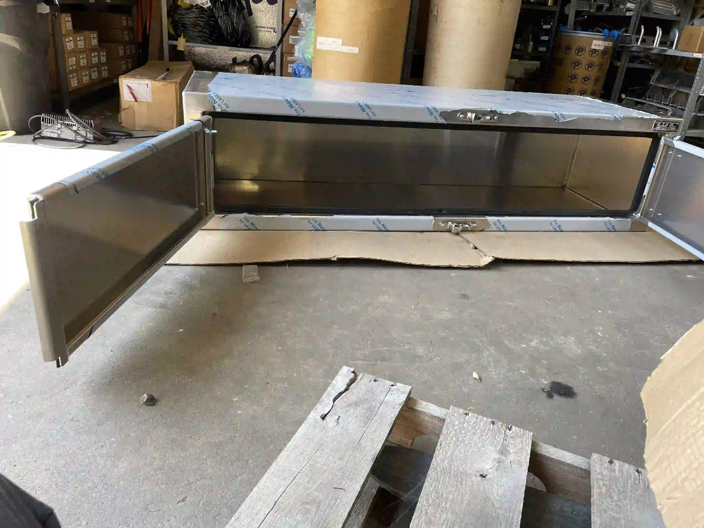 Secure and stylish underbody storage: a polished aluminum toolbox with a camlock closure, perfectly fitting tow trucks and a wide range of trailers.