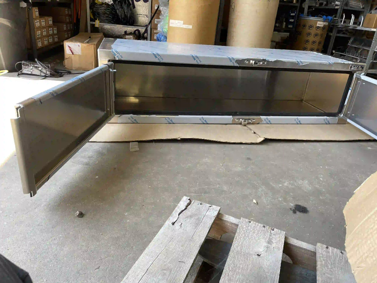 Secure and stylish underbody storage: a polished aluminum toolbox with a camlock closure, perfectly fitting tow trucks and a wide range of trailers.