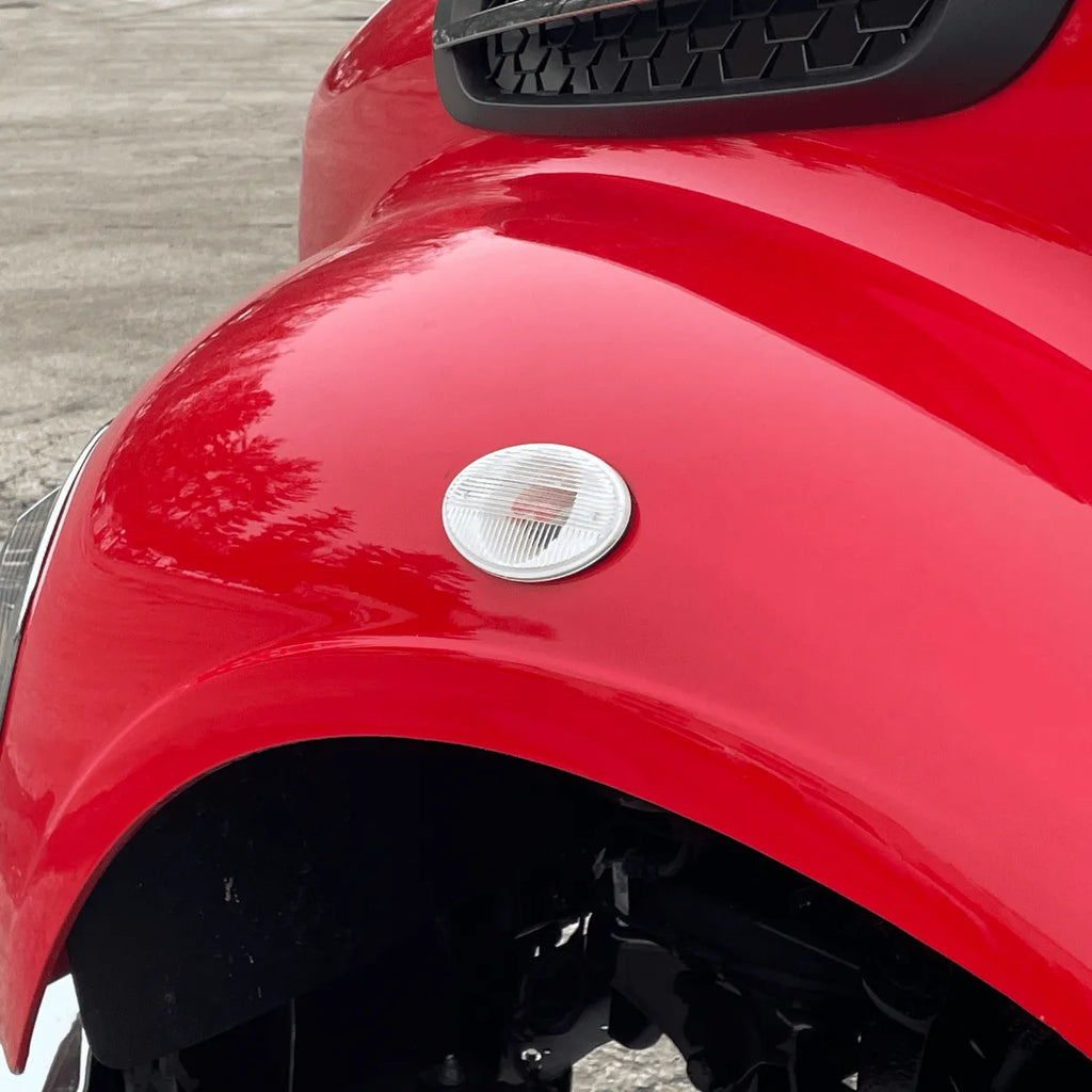 LED turn signal fender light for freightliner m2. Amber with clear lens fender light. MPN #A06-40131-001