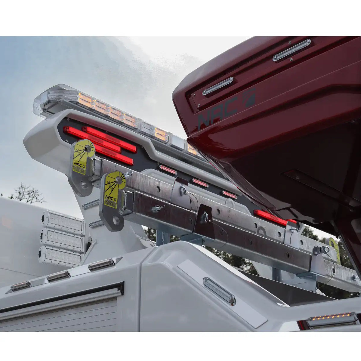 light pylon and spreader bars mounted on top of the tunnel box of a csr65