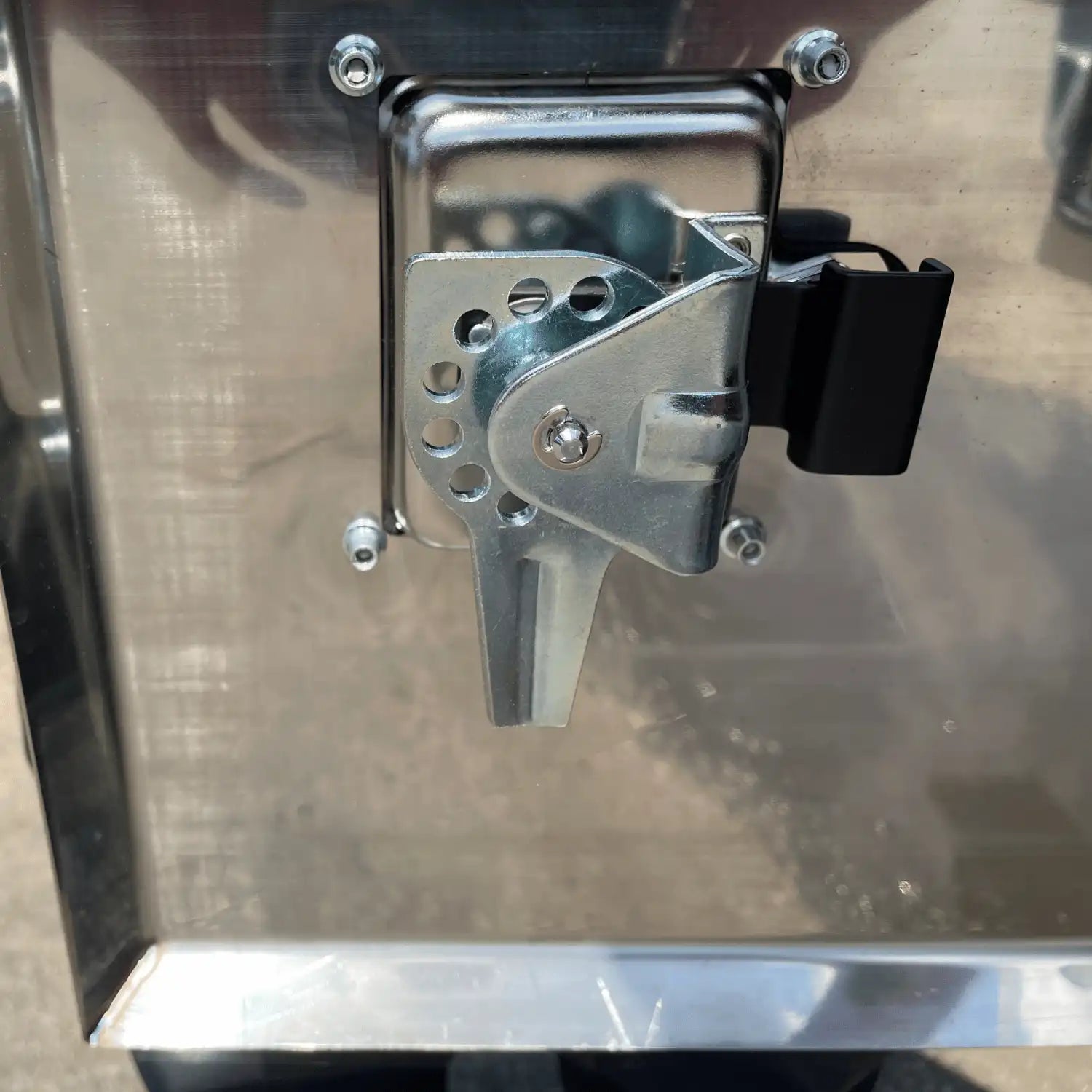 locking mechanism on the door of stainless steel rear tool box for car carriers 