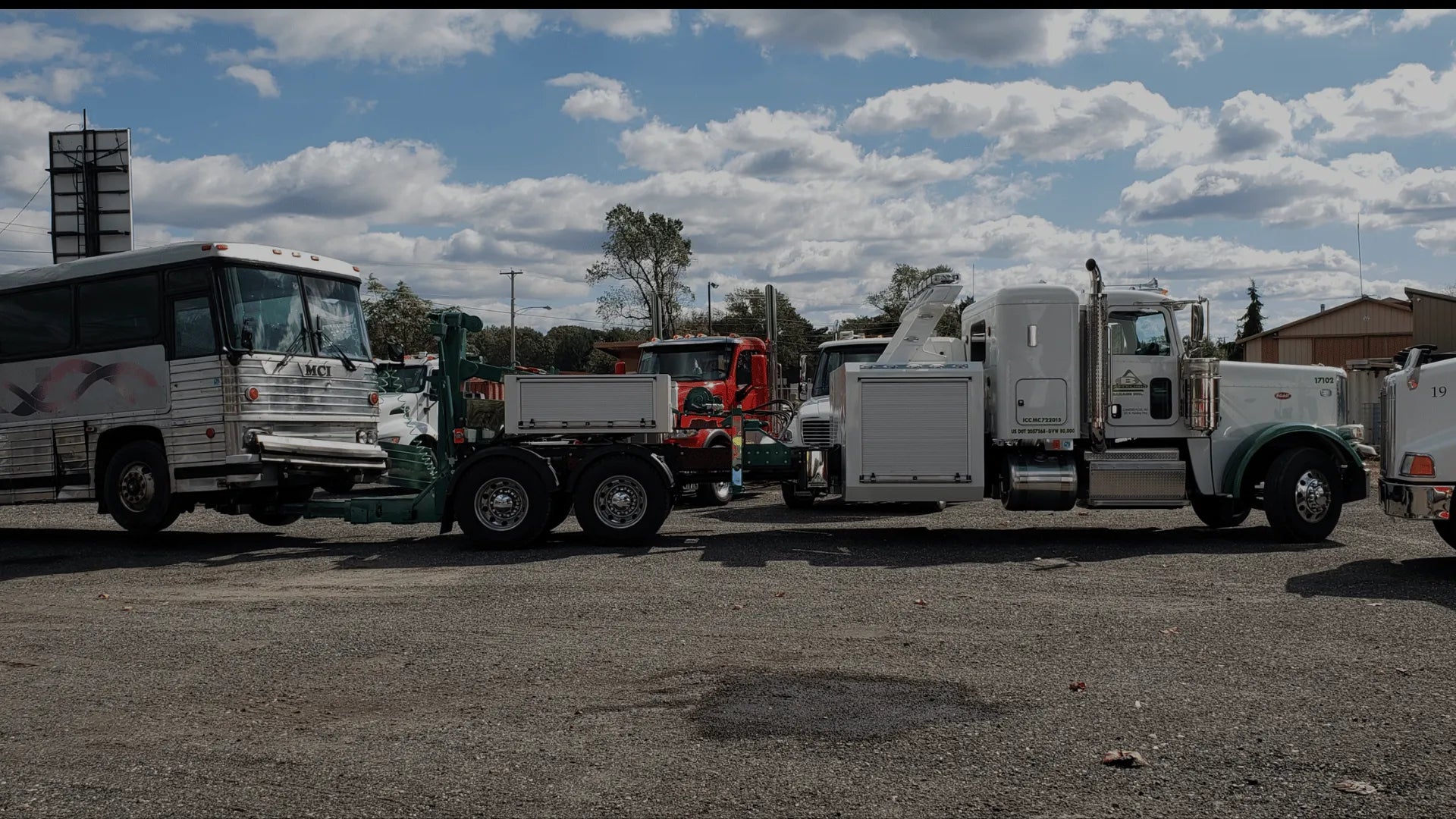 Battelini wrecker sales quickswap towing a bus with it's heavy duty axle-lift