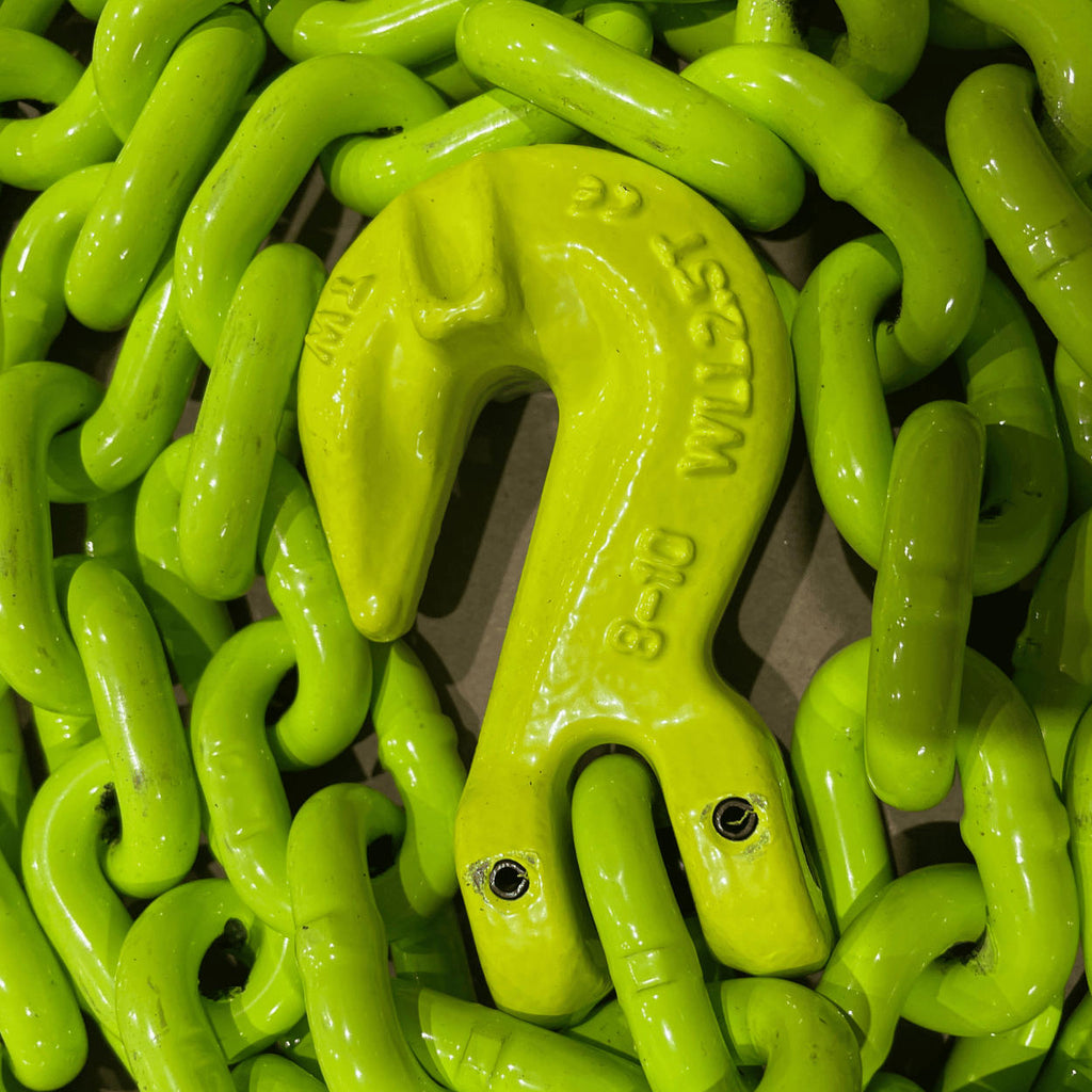 close up of the clevis grab on on both ends of the g100 5/16x20 hi-vis recovery chain